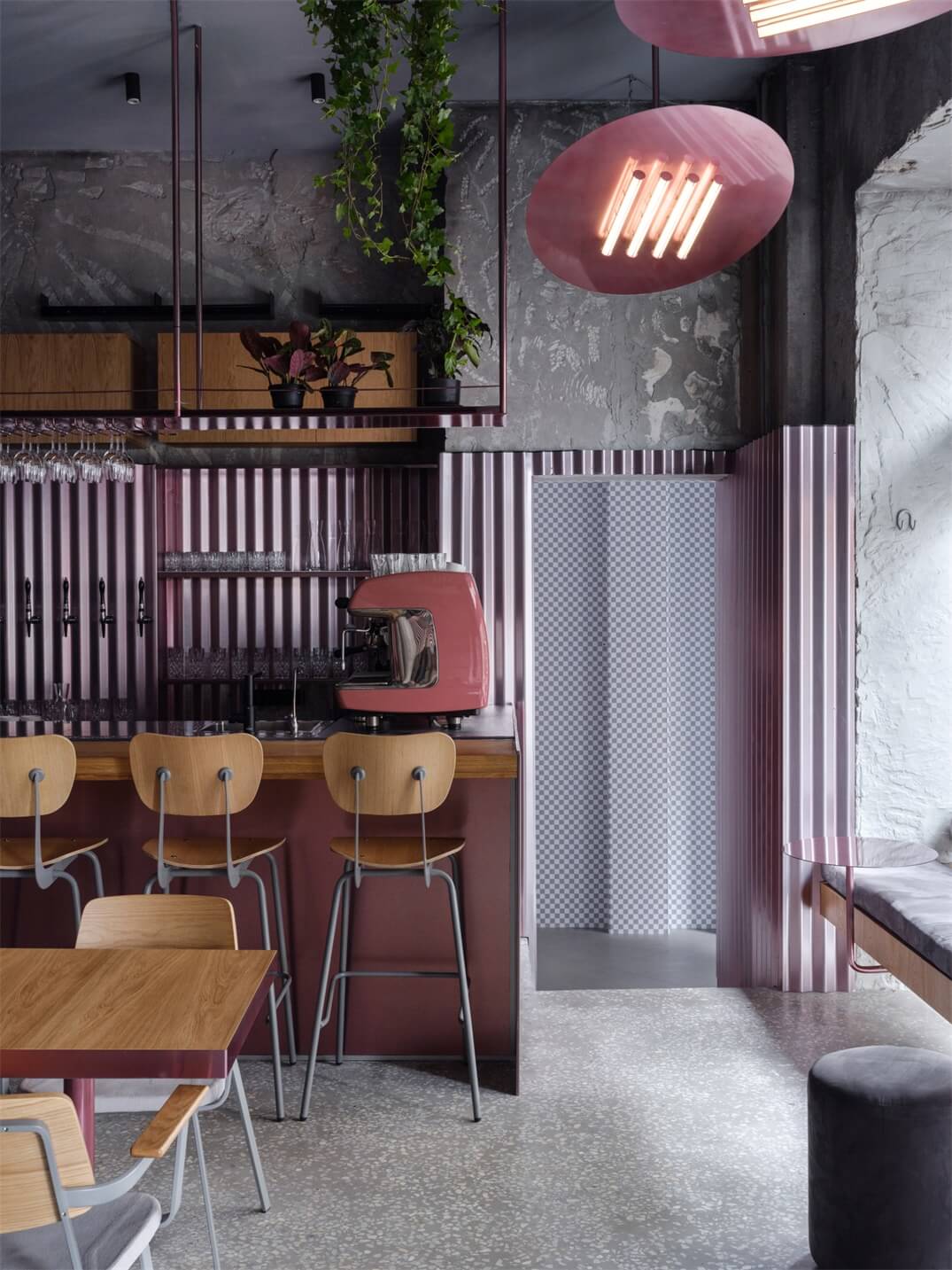 餐飲空間,熏肉吧,粉色元素,建築改造,工業風餐廳