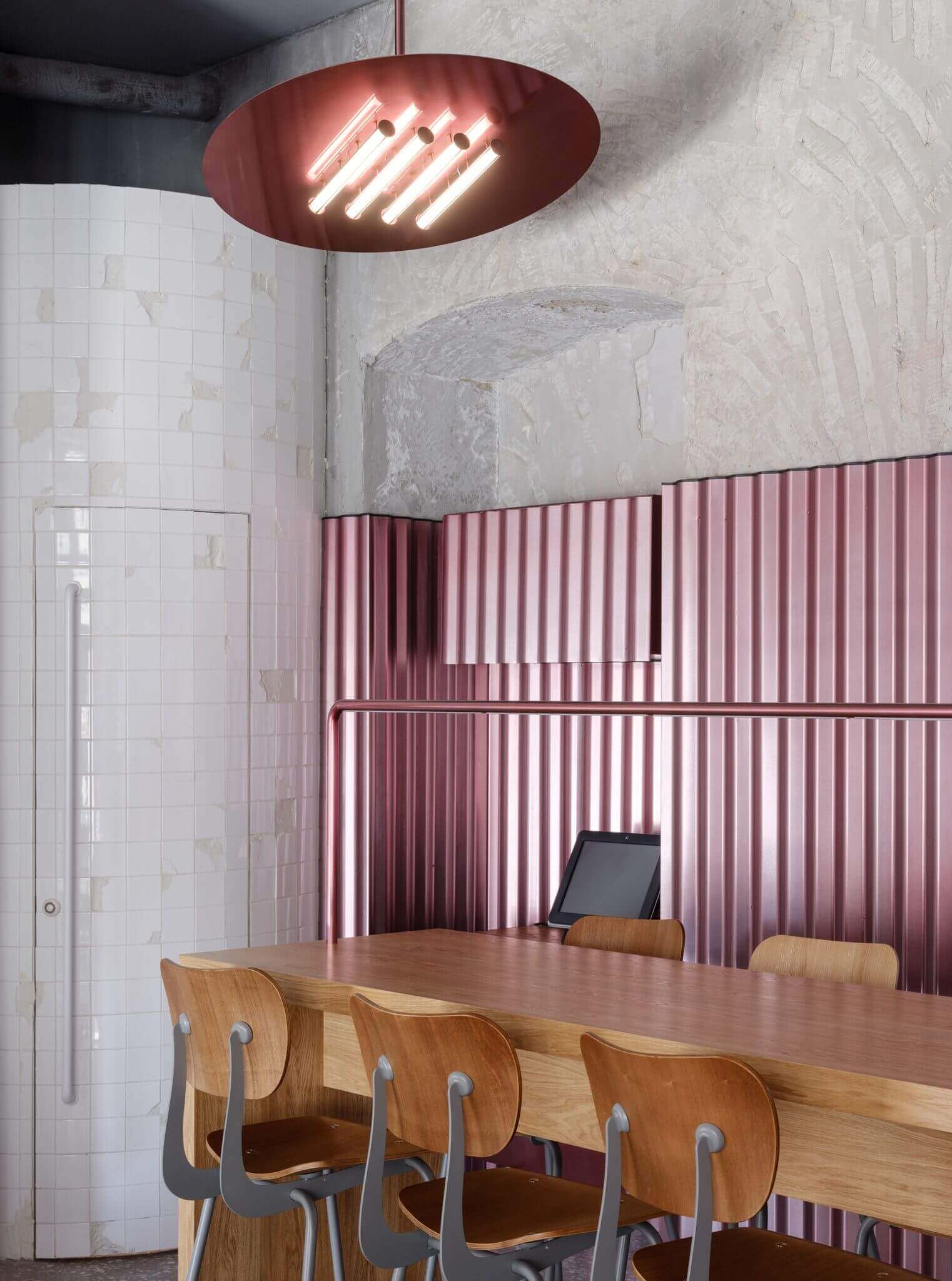 餐飲空間,熏肉吧,粉色元素,建築改造,工業風餐廳