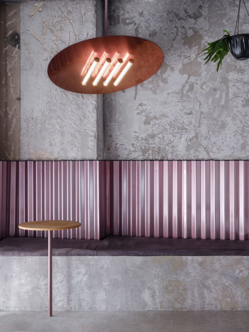 餐飲空間,熏肉吧,粉色元素,建築改造,工業風餐廳