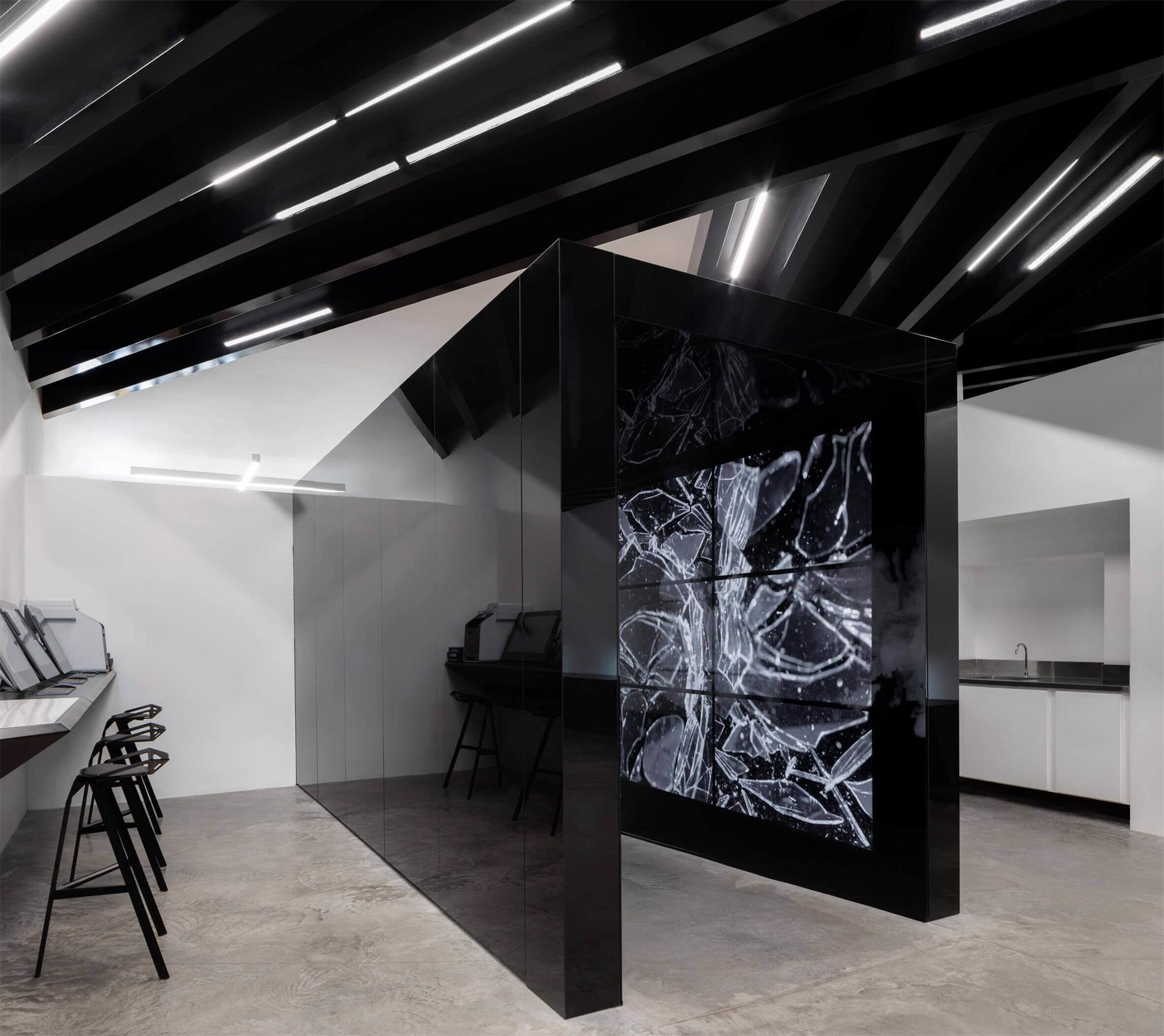 商業空間，國外商業設計，紋身店，高級紋身店，單色係，黑白色調