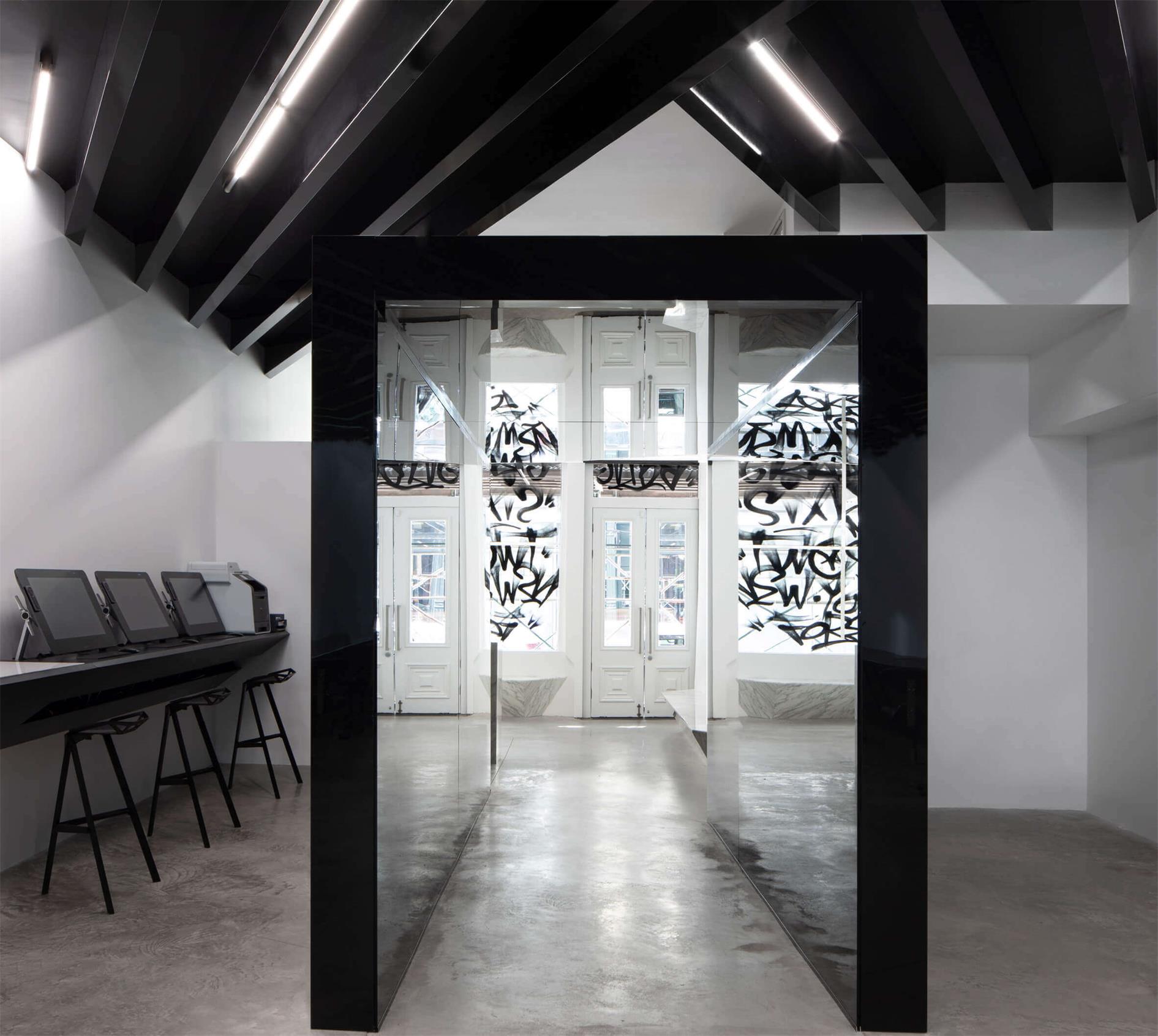 商業空間，國外商業設計，紋身店，高級紋身店，單色係，黑白色調