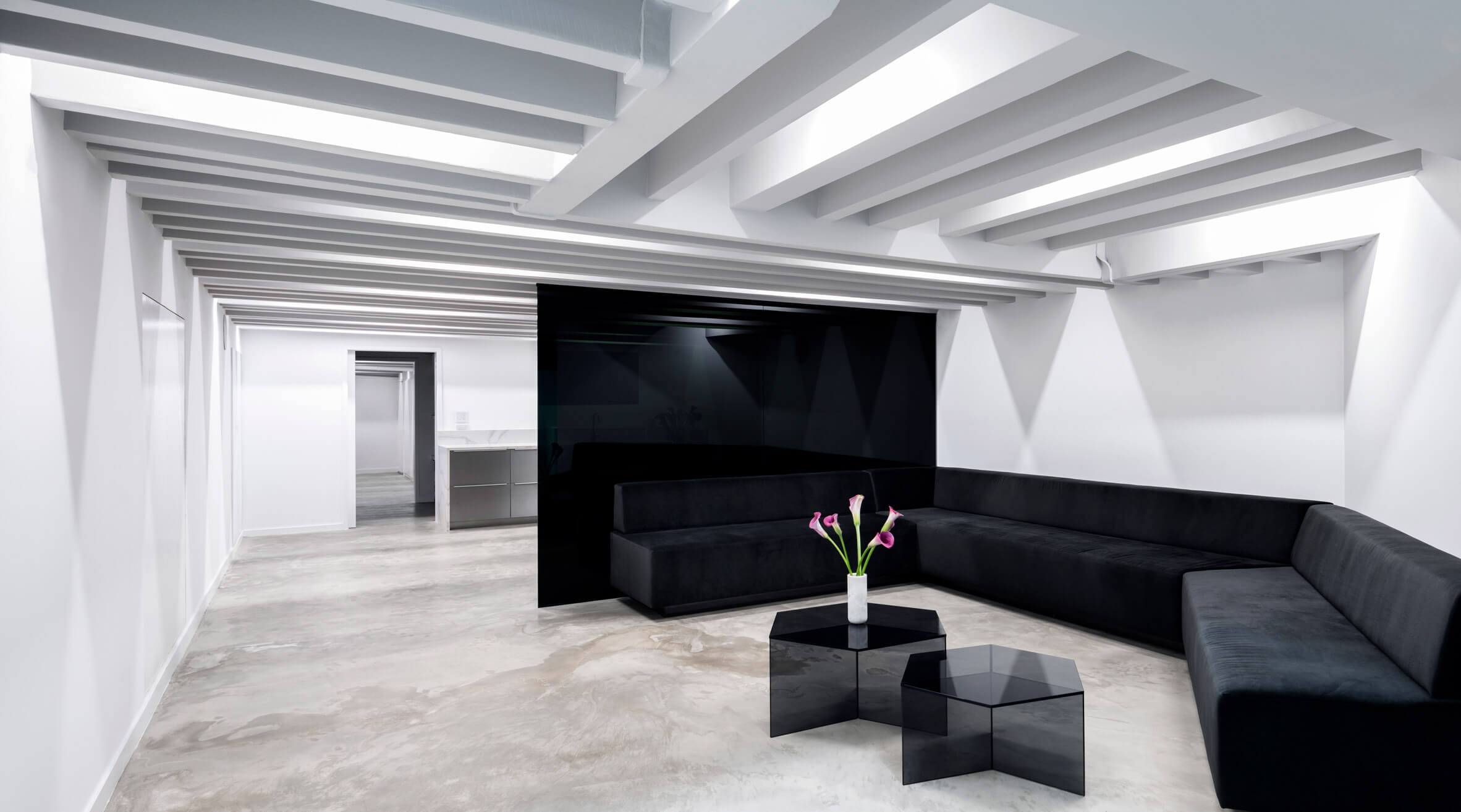 商業空間，國外商業設計，紋身店，高級紋身店，單色係，黑白色調