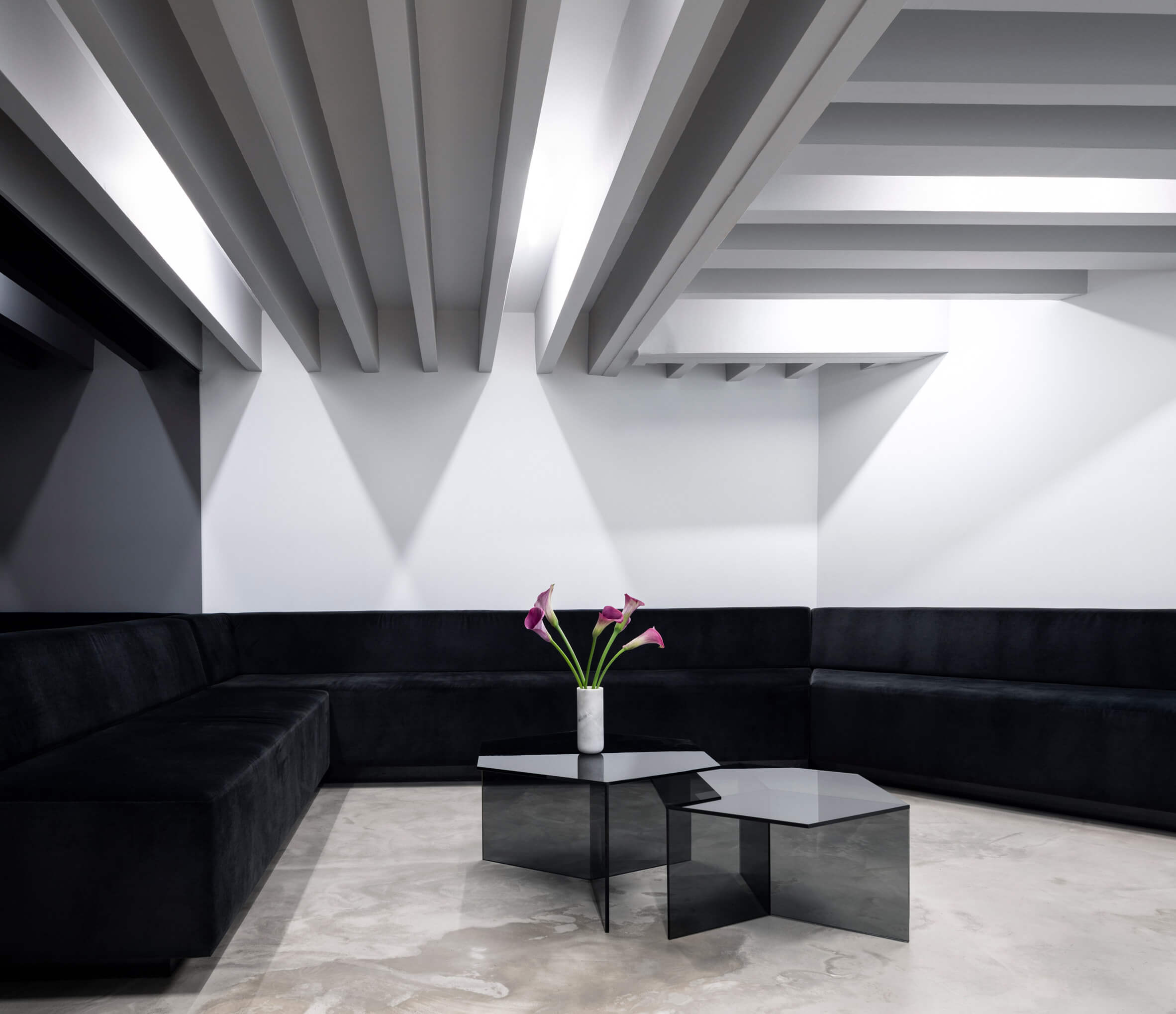 商業空間，國外商業設計，紋身店，高級紋身店，單色係，黑白色調