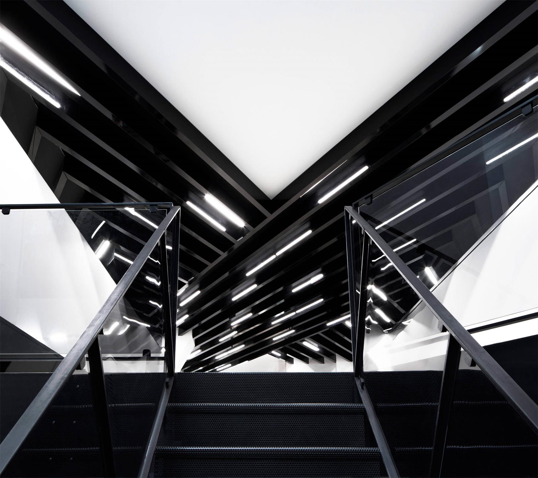 商業空間，國外商業設計，紋身店，高級紋身店，單色係，黑白色調