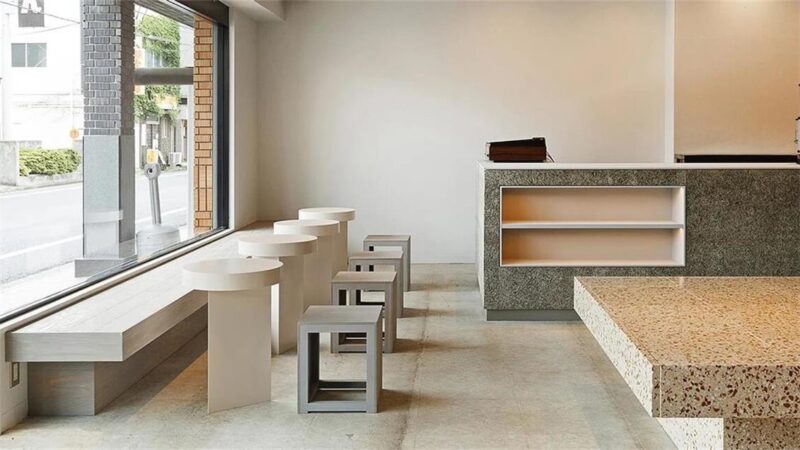 水磨石桌子成為這間咖啡館的主要元素