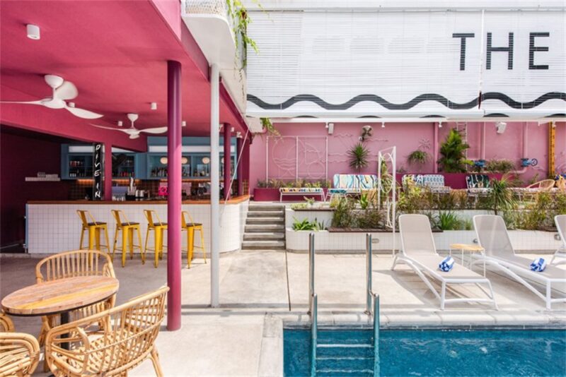 POW ideas | 吉隆坡複古霓虹風泳池俱樂部