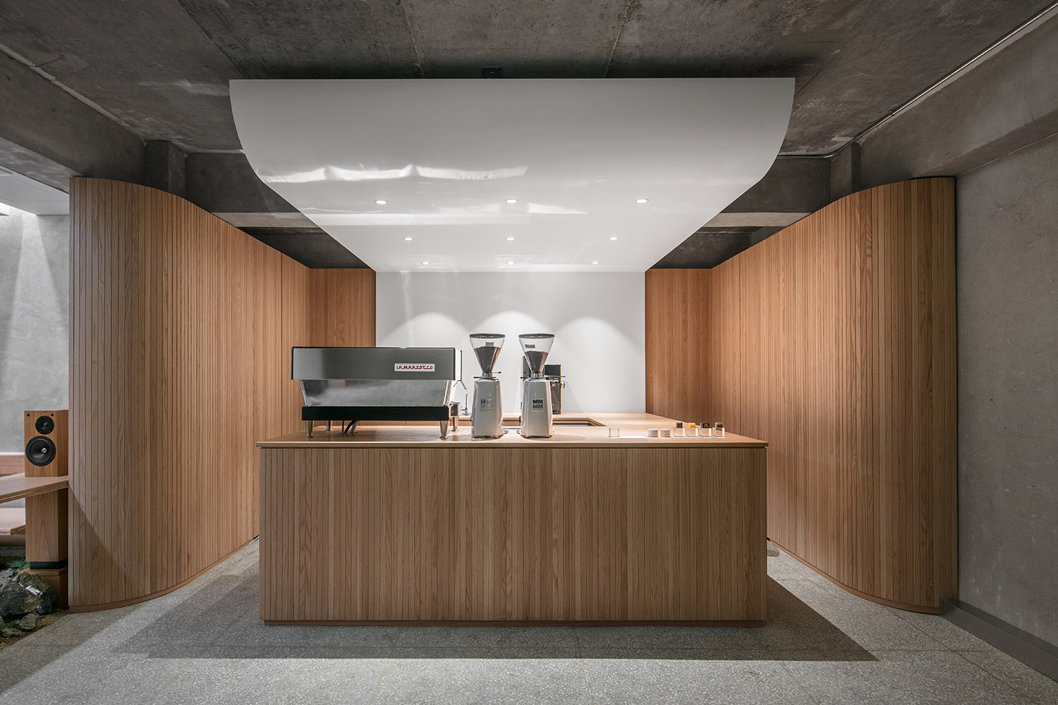 餐飲空間，咖啡廳，首爾，Labotory，極簡風，建築改造