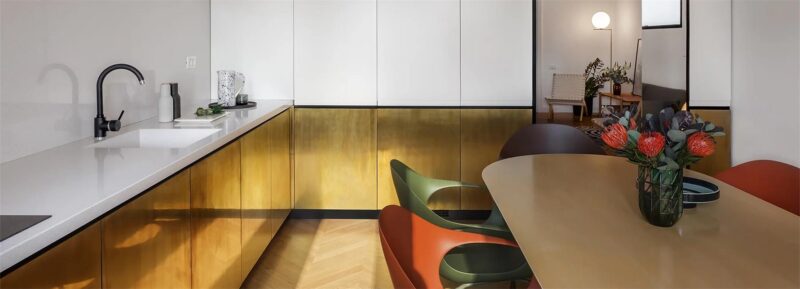 運用黃銅飾麵翻新，羅馬尼亞LC公寓