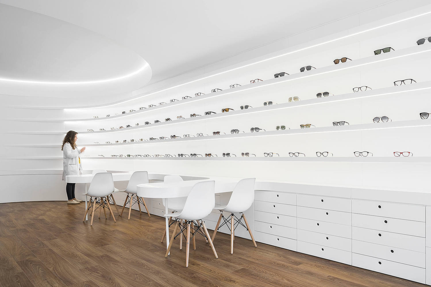 商業空間，眼鏡店設計，葡萄牙，國外商業空間設計，Tsou Arquitectos 