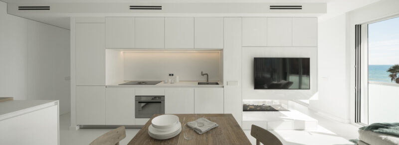 Susanna Cots | 巴塞羅那一間白色海邊公寓