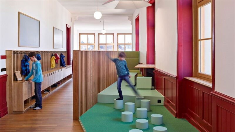 ZMIK l 巴塞爾St. Johann小學走廊空間設計