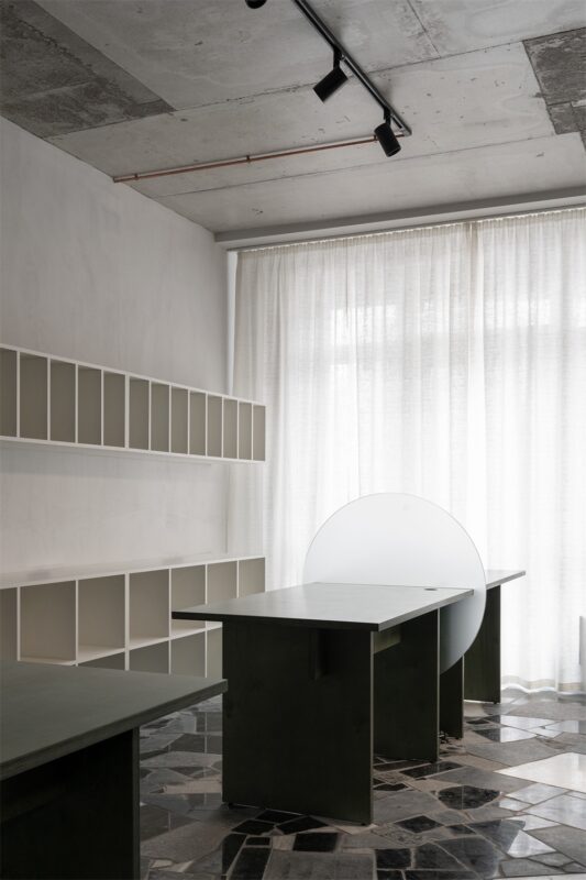 Iya Turabelidze l 一間80平米臨時律所設計