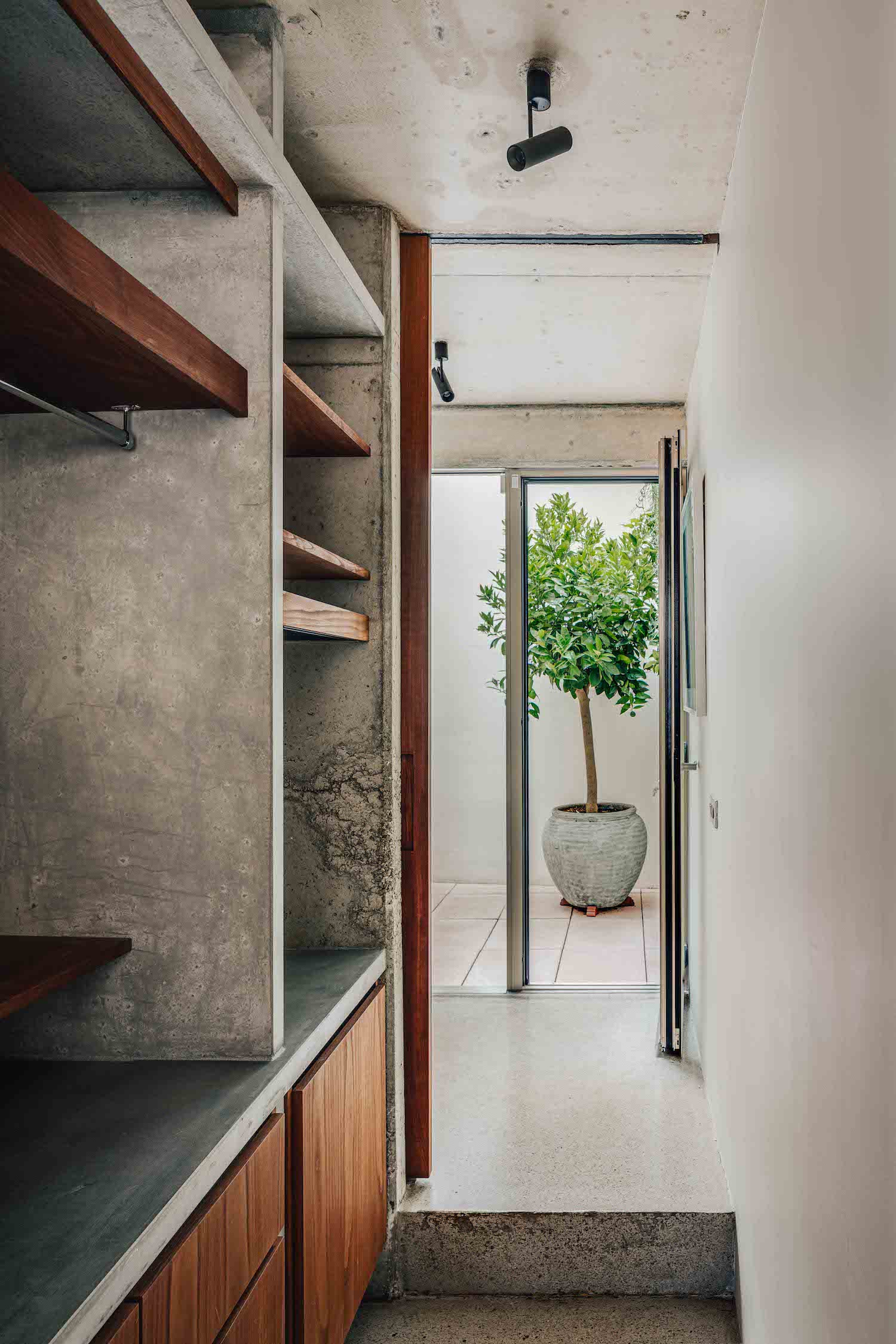 住宅空間，公寓改造設計，巴塞羅那，停車場改造住宅，Barbara Appolloni，混凝土公寓，極簡主義公寓