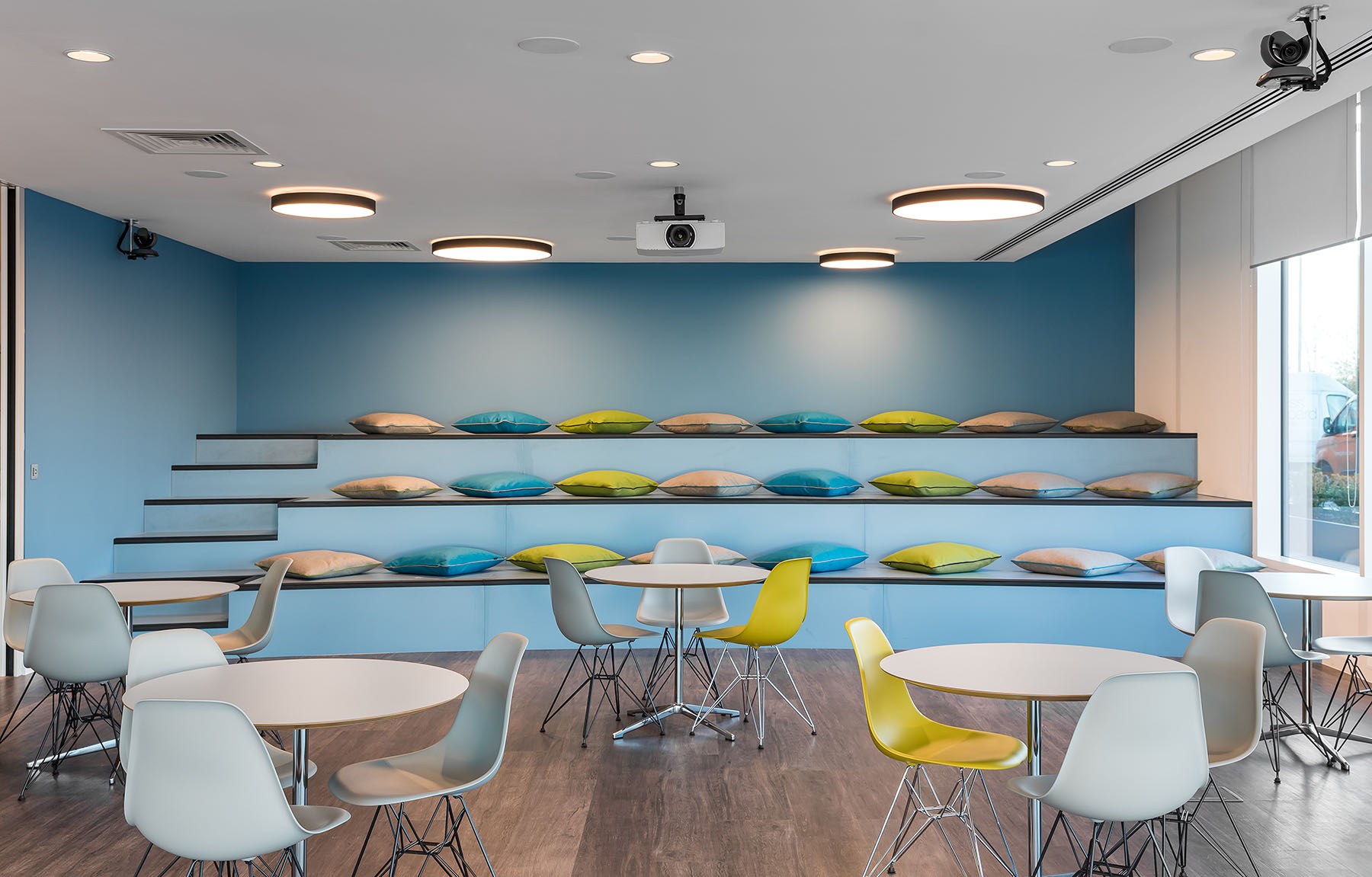 辦公室設計,軟件公司辦公室設計,科技公司辦公室設計,國外辦公室設計,辦公室設計案例,現代風格辦公室設計,Oktra