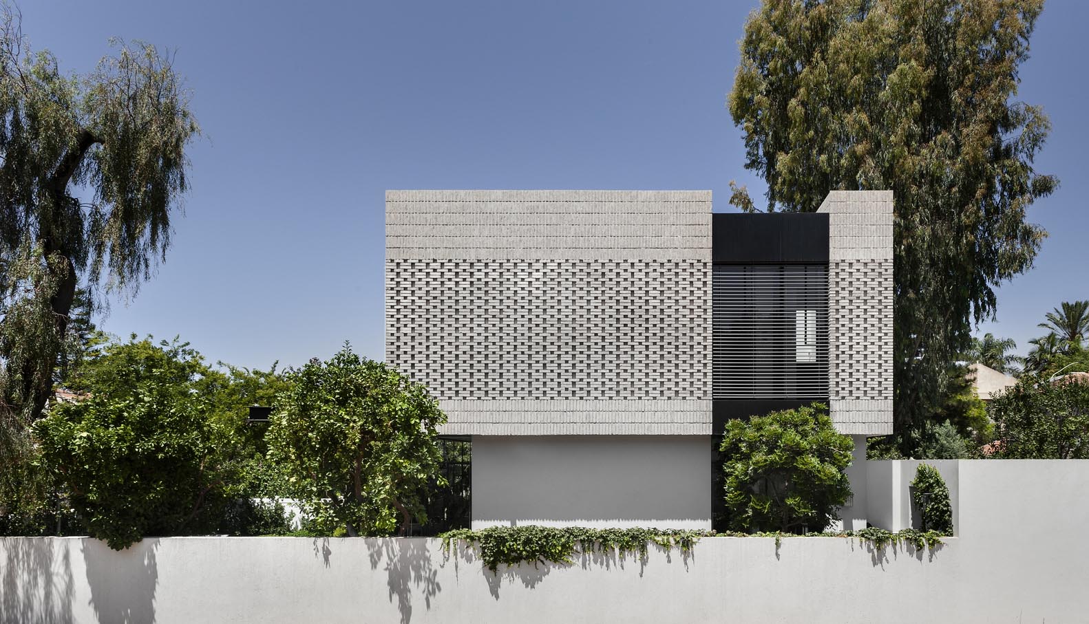 住宅設計,320㎡別墅設計,庭院設計,庭院住宅設計,國外別墅設計,國外住宅設計,國外別墅設計案例,國外現代風格別墅設計,現代風格別墅設計,現代風格住宅案例,黑白灰