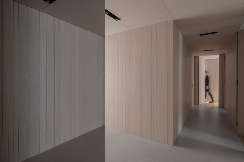 Francesc Rifé Studio〡巴塞羅那原木色+白色極簡主義住宅