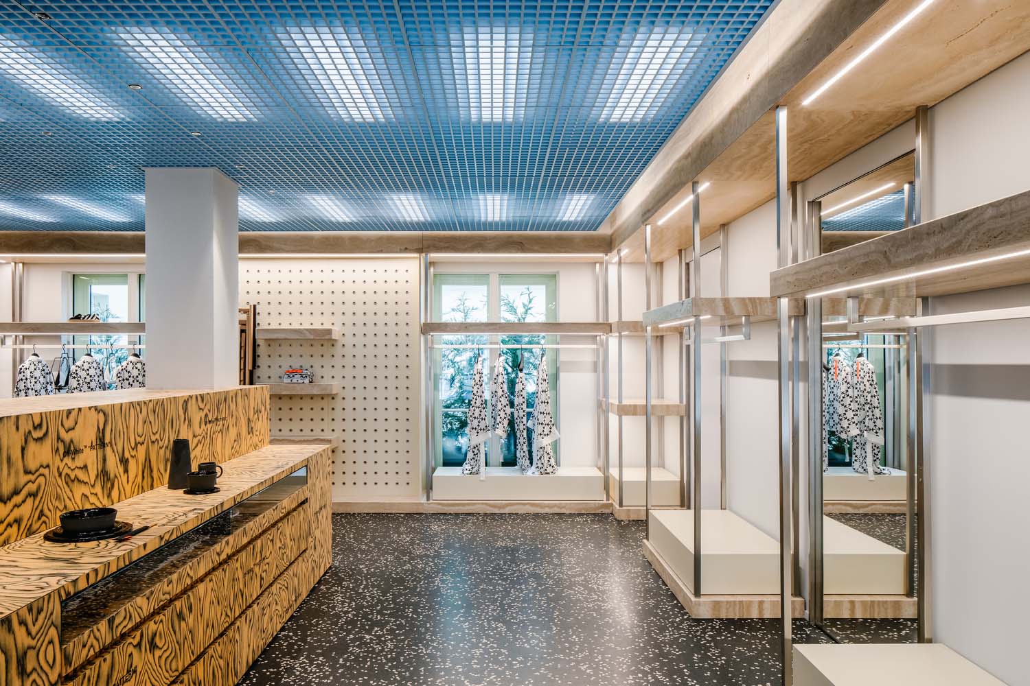 AMO,旗艦店,女裝旗艦店設計,女裝店設計案例,Off-White,服裝店設計,巴黎,零售店,女裝旗艦店設計案例