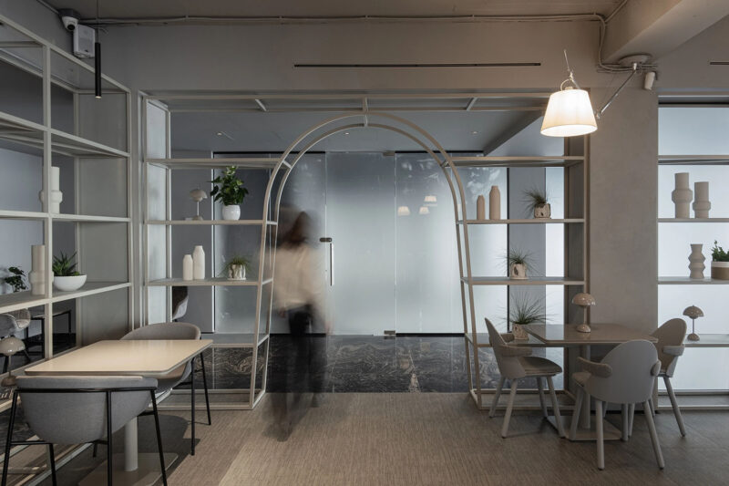 Tomas Mielnikowicz〡70㎡，寧靜的暖灰色創意酒吧&餐廳