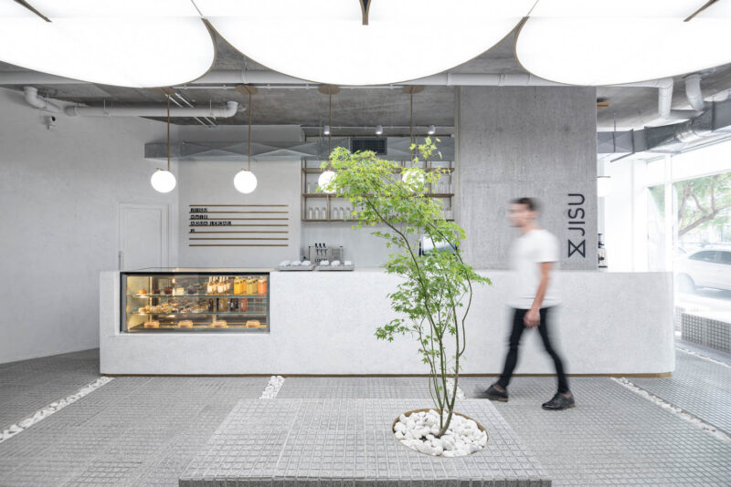 Tomas Mielnikowicz丨100㎡，這間小咖啡店把城市廣場搬了進來！