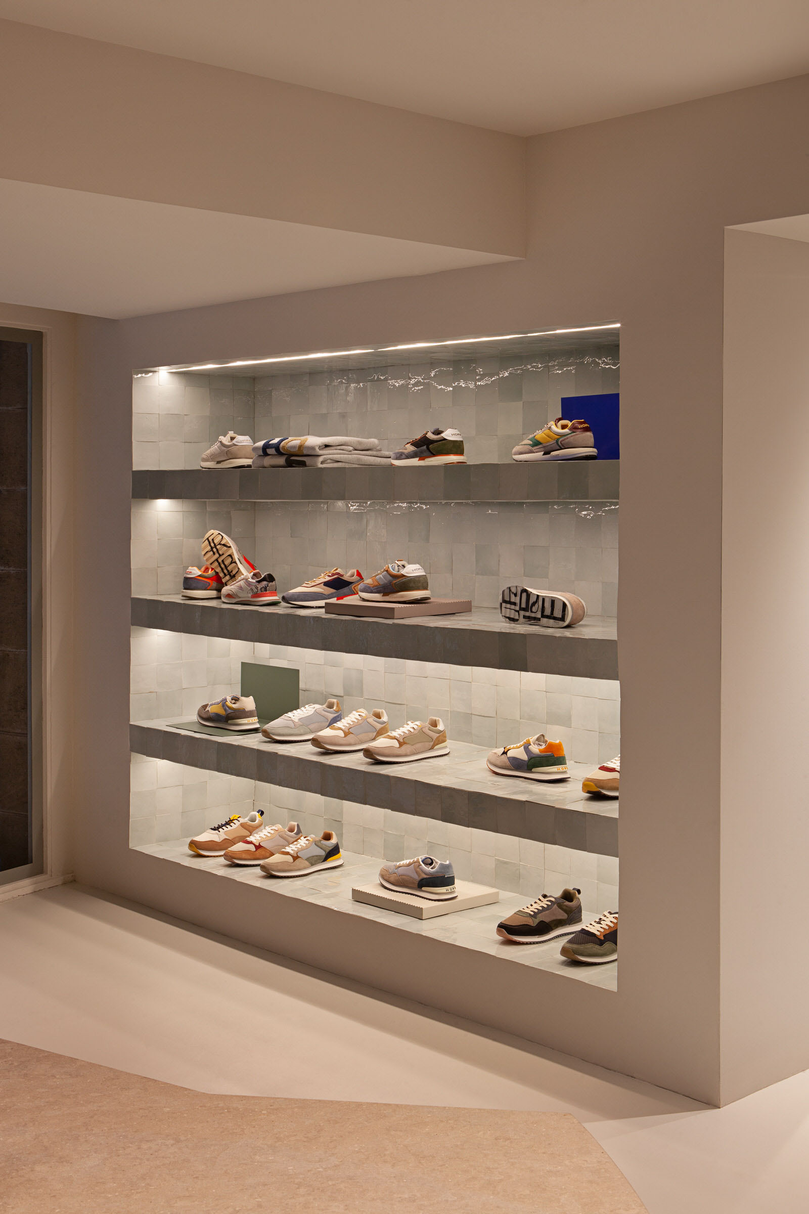 專賣店設計,國外鞋店設計,鞋店設計案例,HOFF運動鞋精品店,CISZAK DALMAS,西班牙,鞋店設計,零售店設計