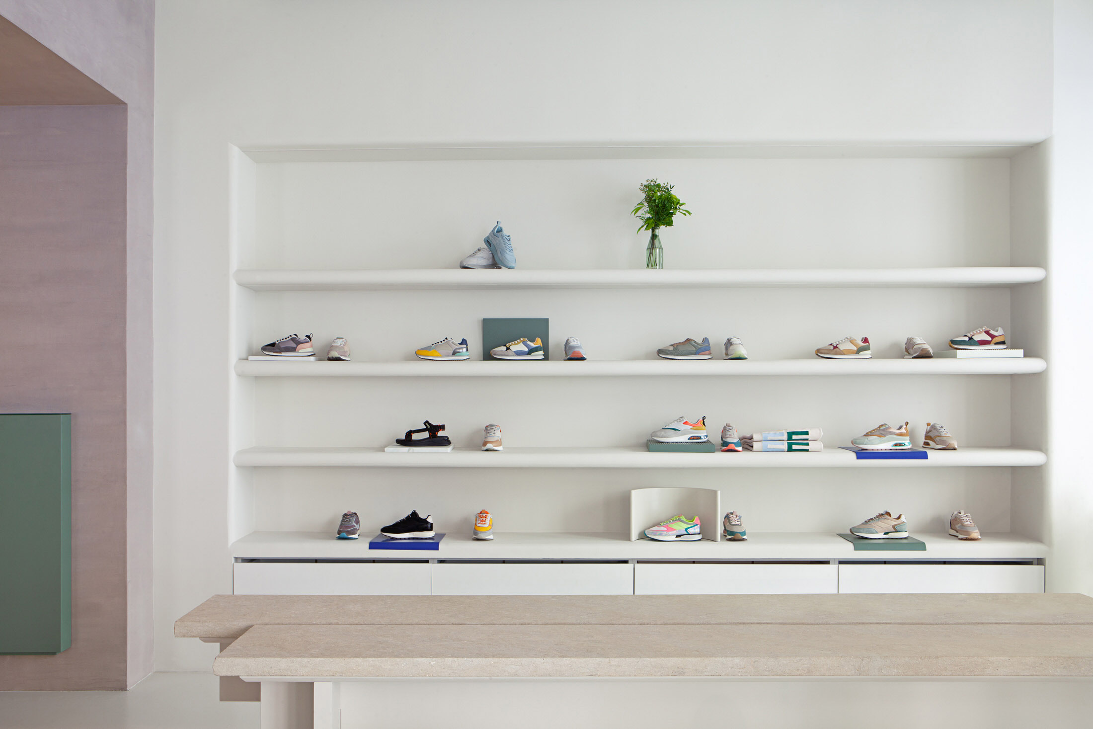 專賣店設計,國外鞋店設計,鞋店設計案例,HOFF運動鞋精品店,CISZAK DALMAS,西班牙,鞋店設計,零售店設計