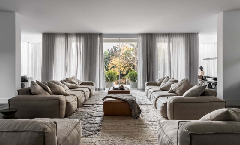 Dion Hall | 高級灰色美學別墅，奢華與家庭功能的完美結合