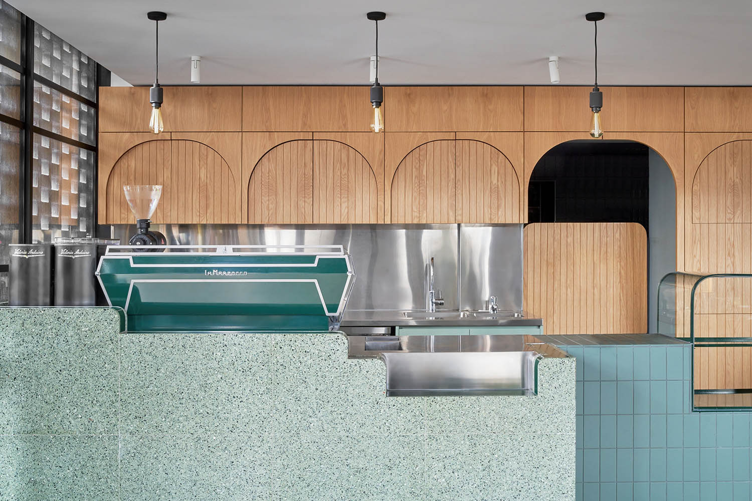 街邊咖啡店設計,咖啡廳設計案例,Code Black Coffee,WE ARE HUMBLE,墨爾本,國外咖啡廳設計,街邊創意咖啡廳