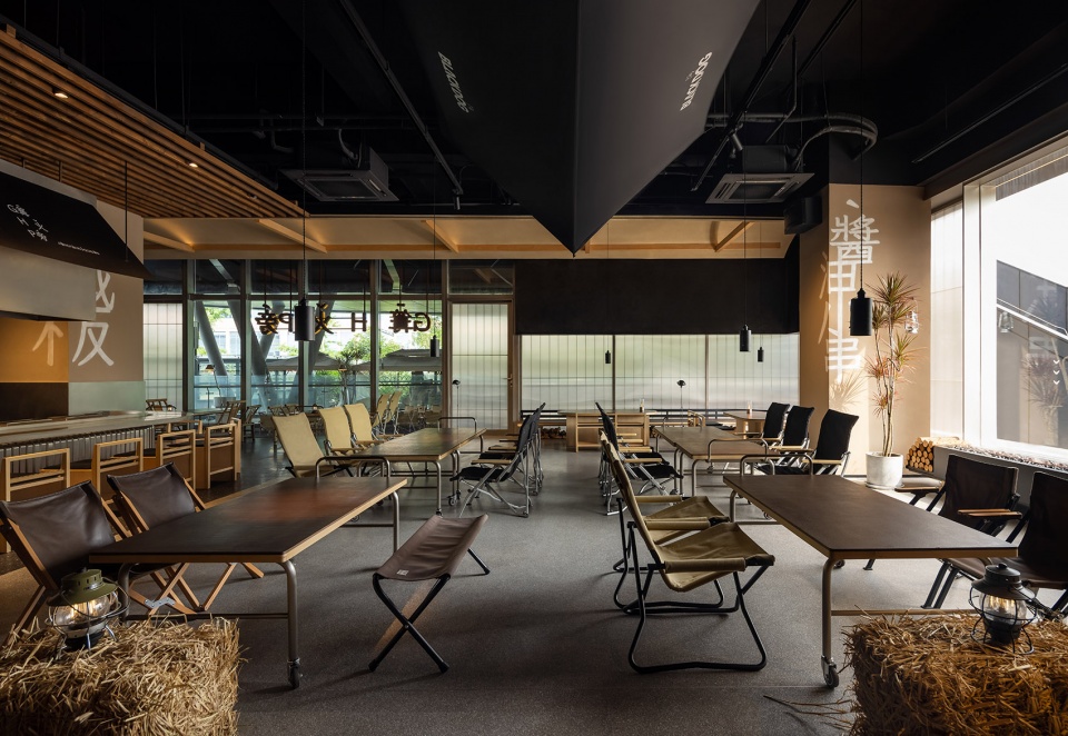 餐廳設計,燒烤餐廳設計,燒烤店設計,燒烤店設計案例,烤串店,杭州烤串店,篝火旁醬油小串,露營主題餐廳,露營風燒烤店,杭州篝火旁,杭州醬油小串,靜謐設計研究室,靜謐設計