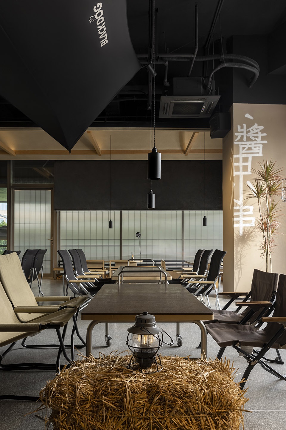 餐廳設計,燒烤餐廳設計,燒烤店設計,燒烤店設計案例,烤串店,杭州烤串店,篝火旁醬油小串,露營主題餐廳,露營風燒烤店,杭州篝火旁,杭州醬油小串,靜謐設計研究室,靜謐設計