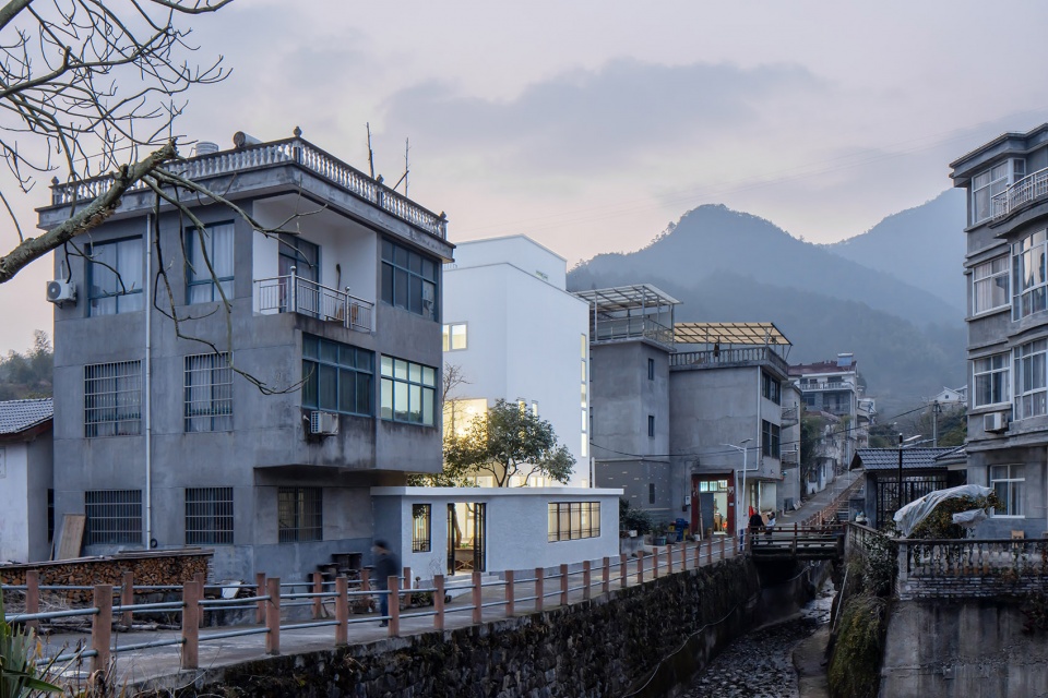 自建房設計,鄉村住宅設計,鄉村自建房,住宅設計案例,住宅設計,自建房裝修,杭州住宅設計,杭州鄉村住宅設計,現代風格住宅設計,獨棟住宅設計,田之間建築,植田建築,極小天井住宅,千島湖方宅,杭州千島湖方宅