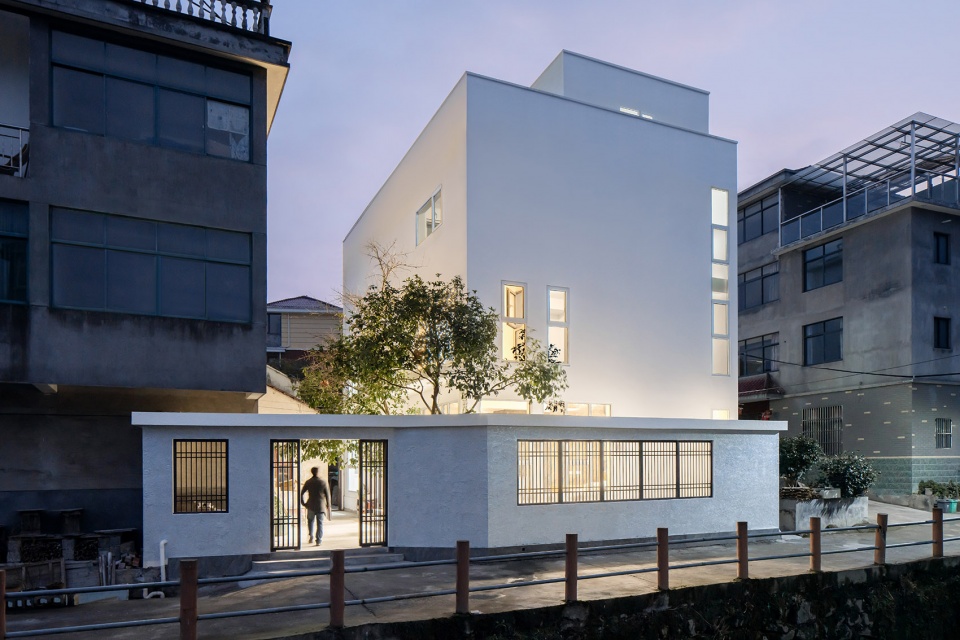 自建房設計,鄉村住宅設計,鄉村自建房,住宅設計案例,住宅設計,自建房裝修,杭州住宅設計,杭州鄉村住宅設計,現代風格住宅設計,獨棟住宅設計,田之間建築,植田建築,極小天井住宅,千島湖方宅,杭州千島湖方宅