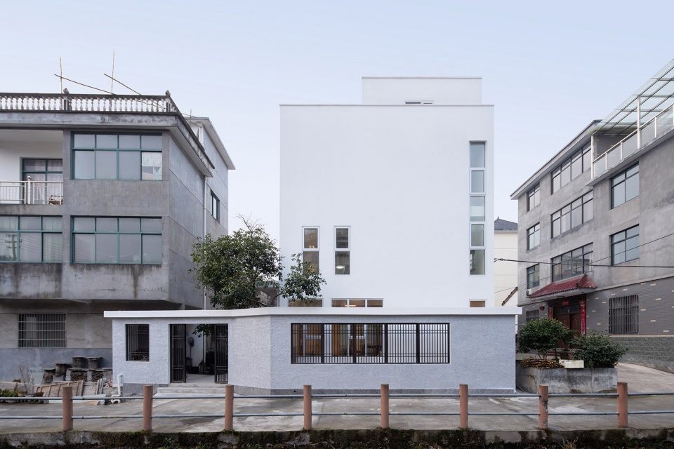 自建房設計,鄉村住宅設計,鄉村自建房,住宅設計案例,住宅設計,自建房裝修,杭州住宅設計,杭州鄉村住宅設計,現代風格住宅設計,獨棟住宅設計,田之間建築,植田建築,極小天井住宅,千島湖方宅,杭州千島湖方宅