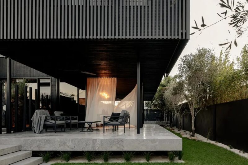 Story Design Collective〡 澳洲棕櫚灘Onyx暗色調庭院別墅