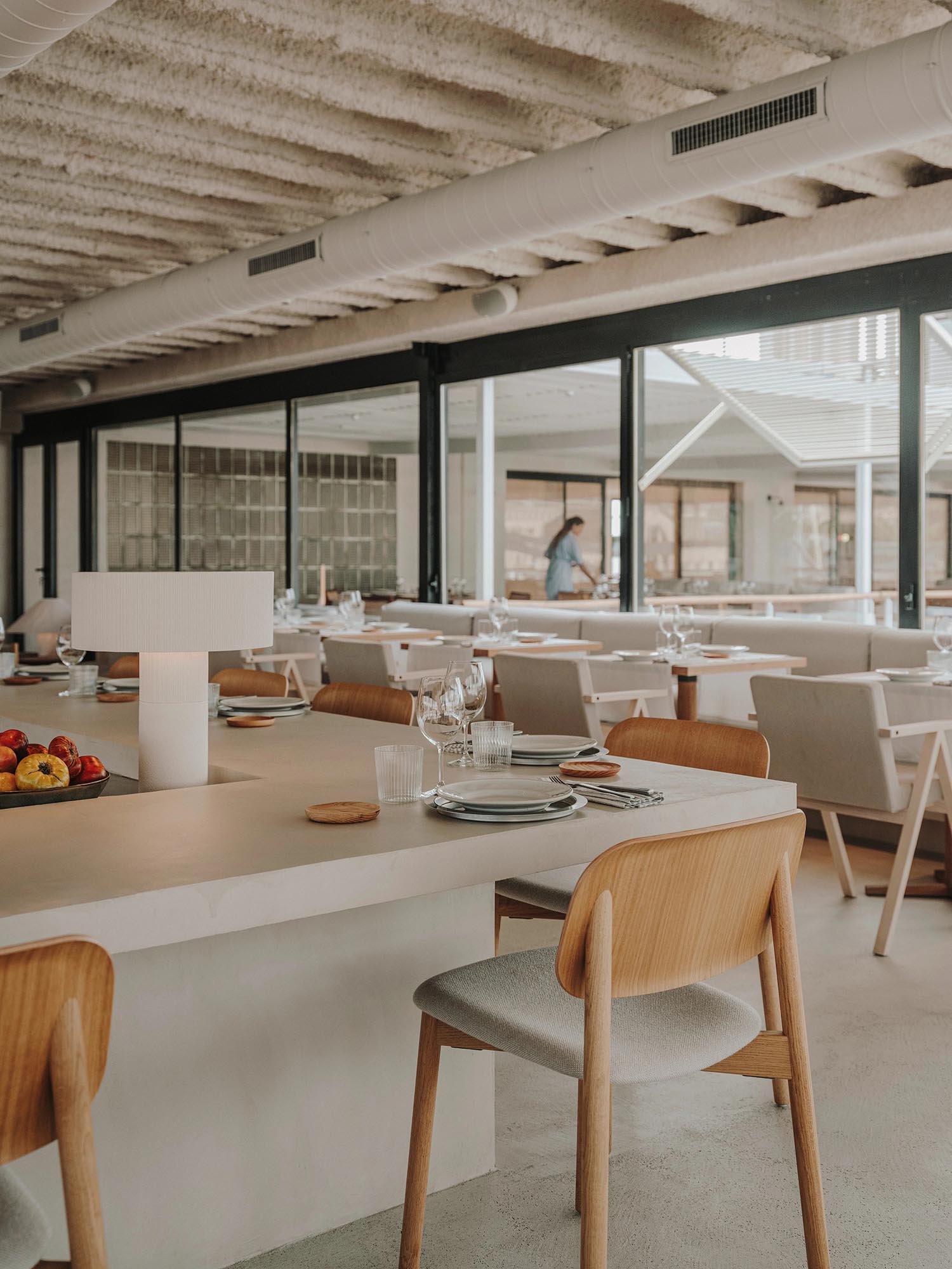 餐廳設計,Isern Serra Studio,休閑餐廳設計,巴塞羅那,現代風格餐廳設計案例,中性美學,海鮮酒吧餐廳