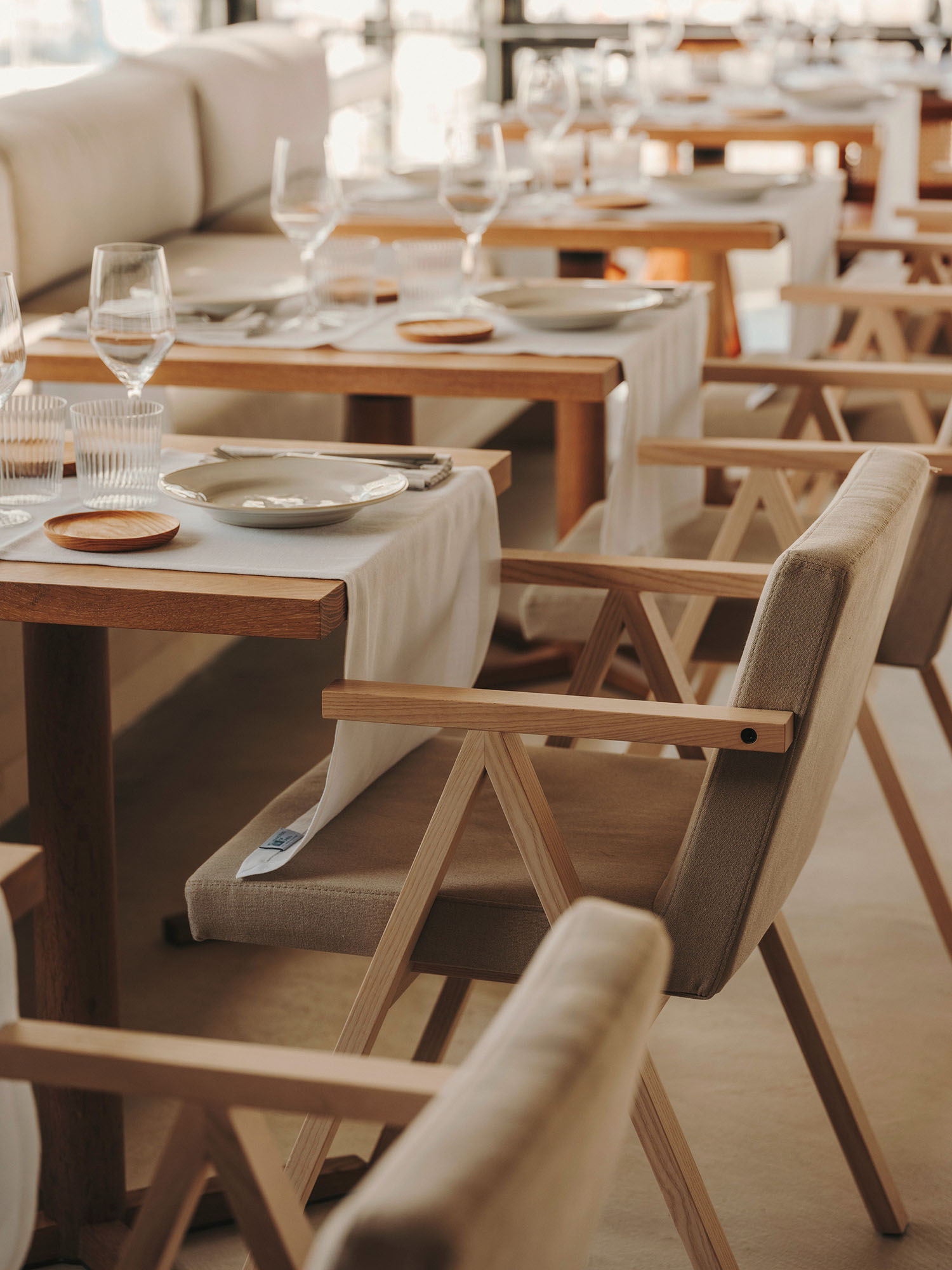 餐廳設計,Isern Serra Studio,休閑餐廳設計,巴塞羅那,現代風格餐廳設計案例,中性美學,海鮮酒吧餐廳