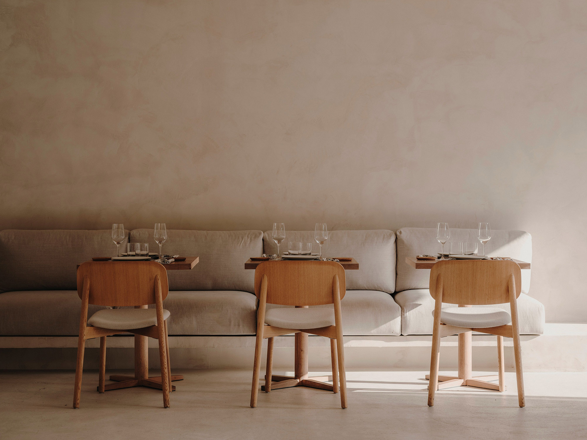 餐廳設計,Isern Serra Studio,休閑餐廳設計,巴塞羅那,現代風格餐廳設計案例,中性美學,海鮮酒吧餐廳