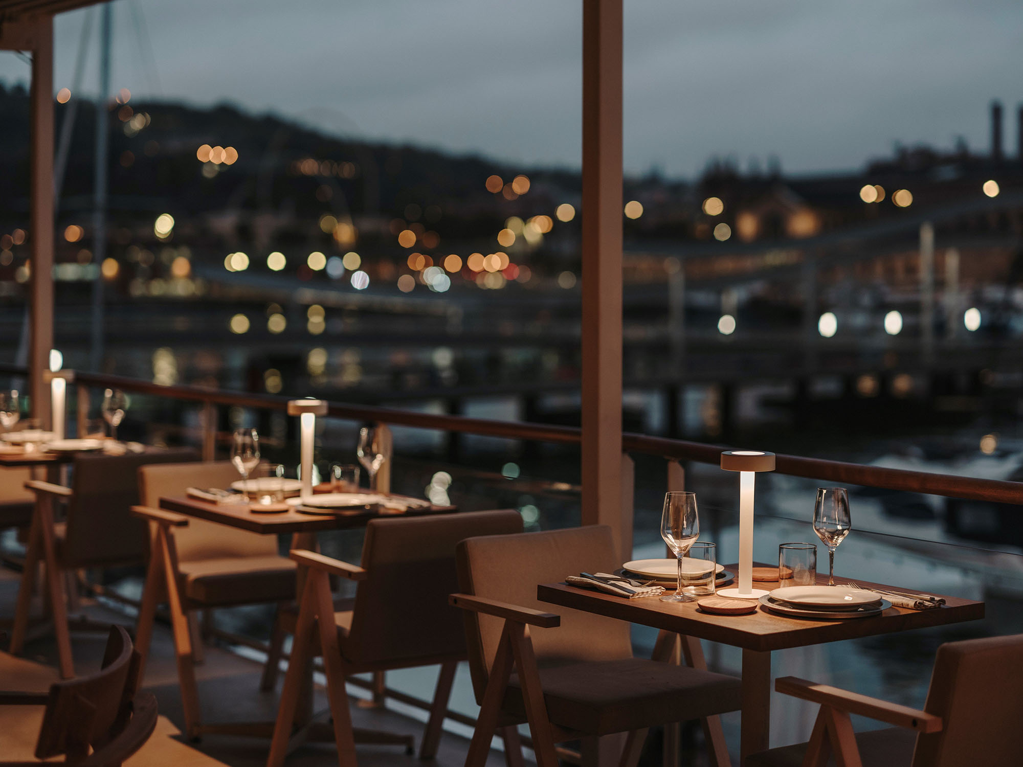 餐廳設計,Isern Serra Studio,休閑餐廳設計,巴塞羅那,現代風格餐廳設計案例,中性美學,海鮮酒吧餐廳