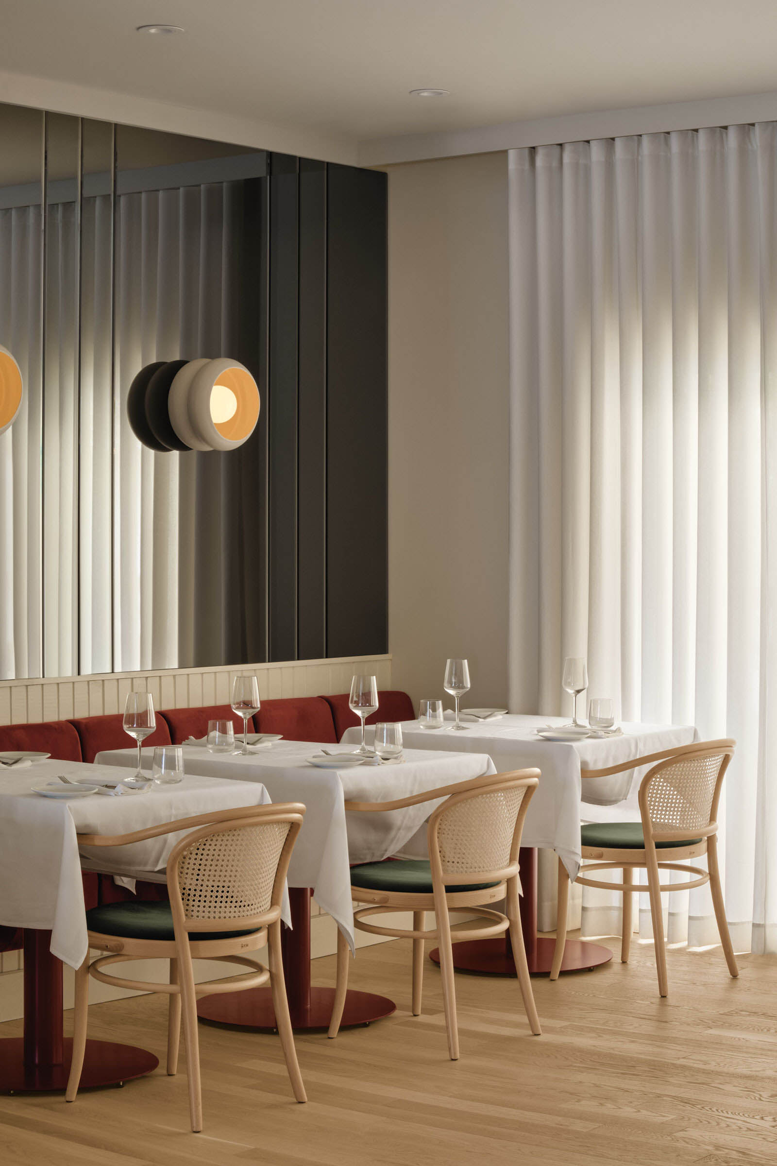 西餐廳設計,Isern Serra Studio,休閑餐廳設計,蒙特利爾,現代風格餐廳設計案例,酒吧餐廳