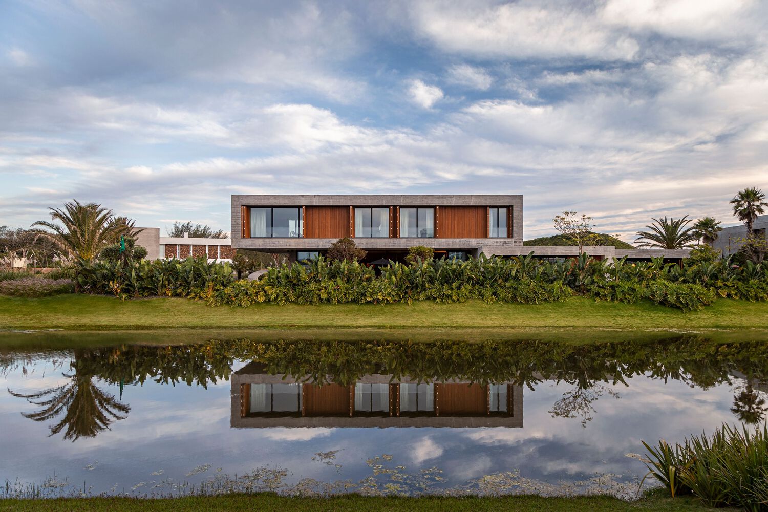 別墅設計,別墅設計案例,Vitório Ecker,巴西,國外別墅設計案例,別墅裝修,野獸派風格,景觀別墅