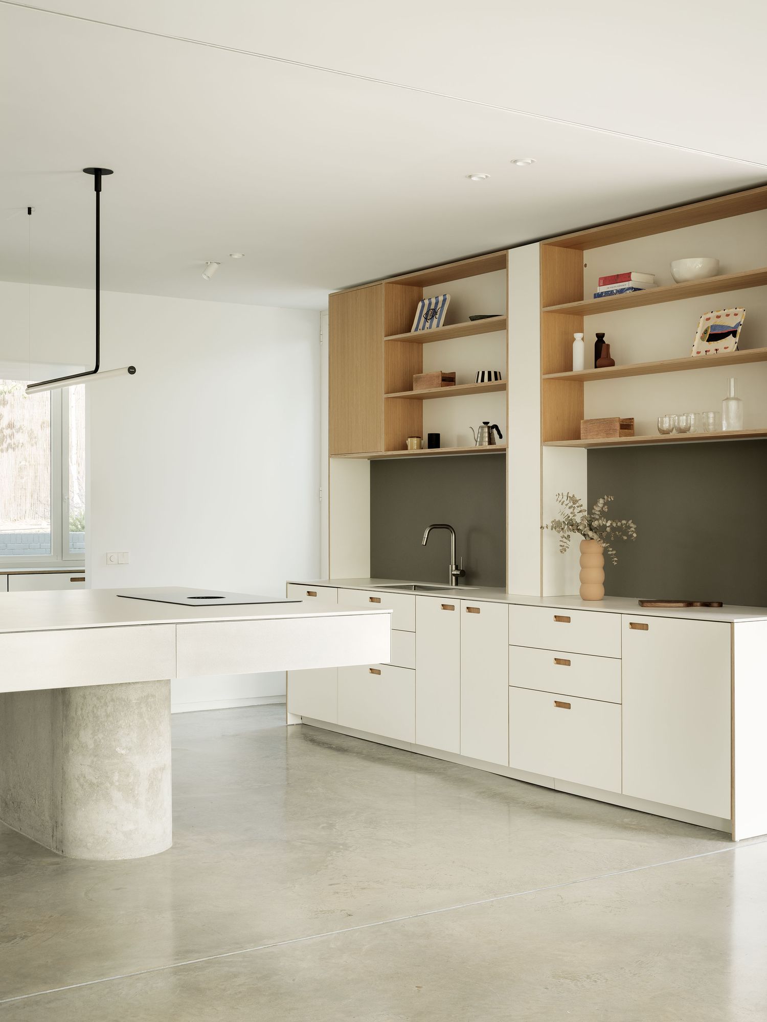 別墅設計,EME157,鄉村別墅,國外別墅設計案例,西班牙,馬德裏,別墅庭院設計,白色極簡風格別墅