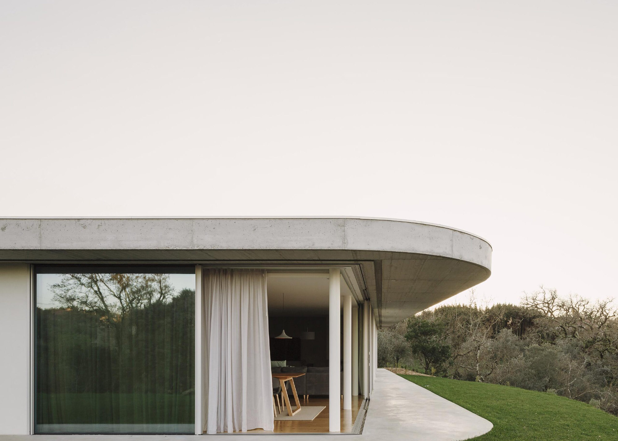 別墅設計,別墅設計案例,Bruno Dias,葡萄牙,國外別墅設計案例,別墅裝修,平層別墅,混凝土,野獸派風格,極簡風格