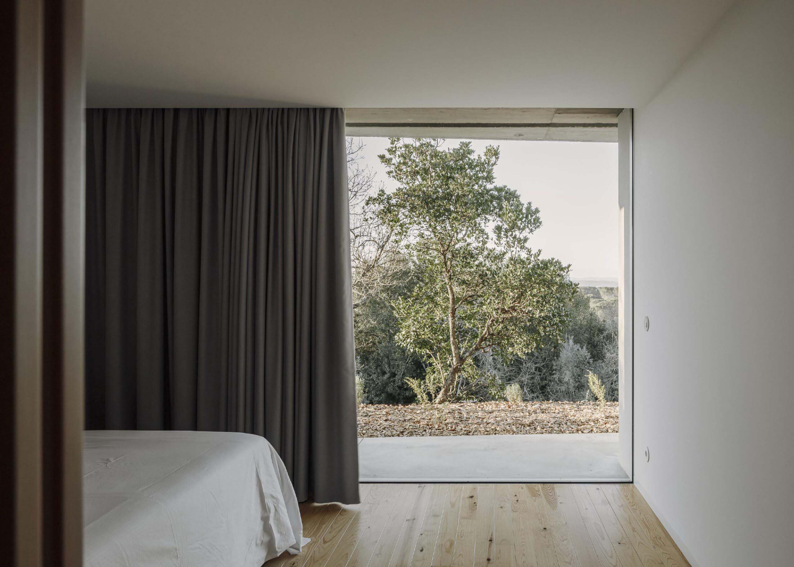 別墅設計,別墅設計案例,Bruno Dias,葡萄牙,國外別墅設計案例,別墅裝修,平層別墅,混凝土,野獸派風格,極簡風格