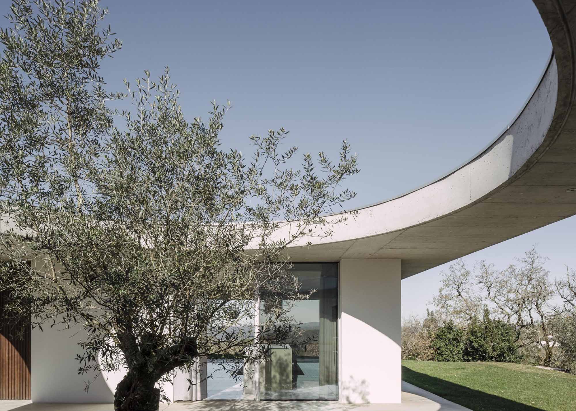 別墅設計,別墅設計案例,Bruno Dias,葡萄牙,國外別墅設計案例,別墅裝修,平層別墅,混凝土,野獸派風格,極簡風格