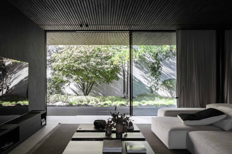 line architects | 摩爾多瓦黑白灰高級質感的平層泳池別墅