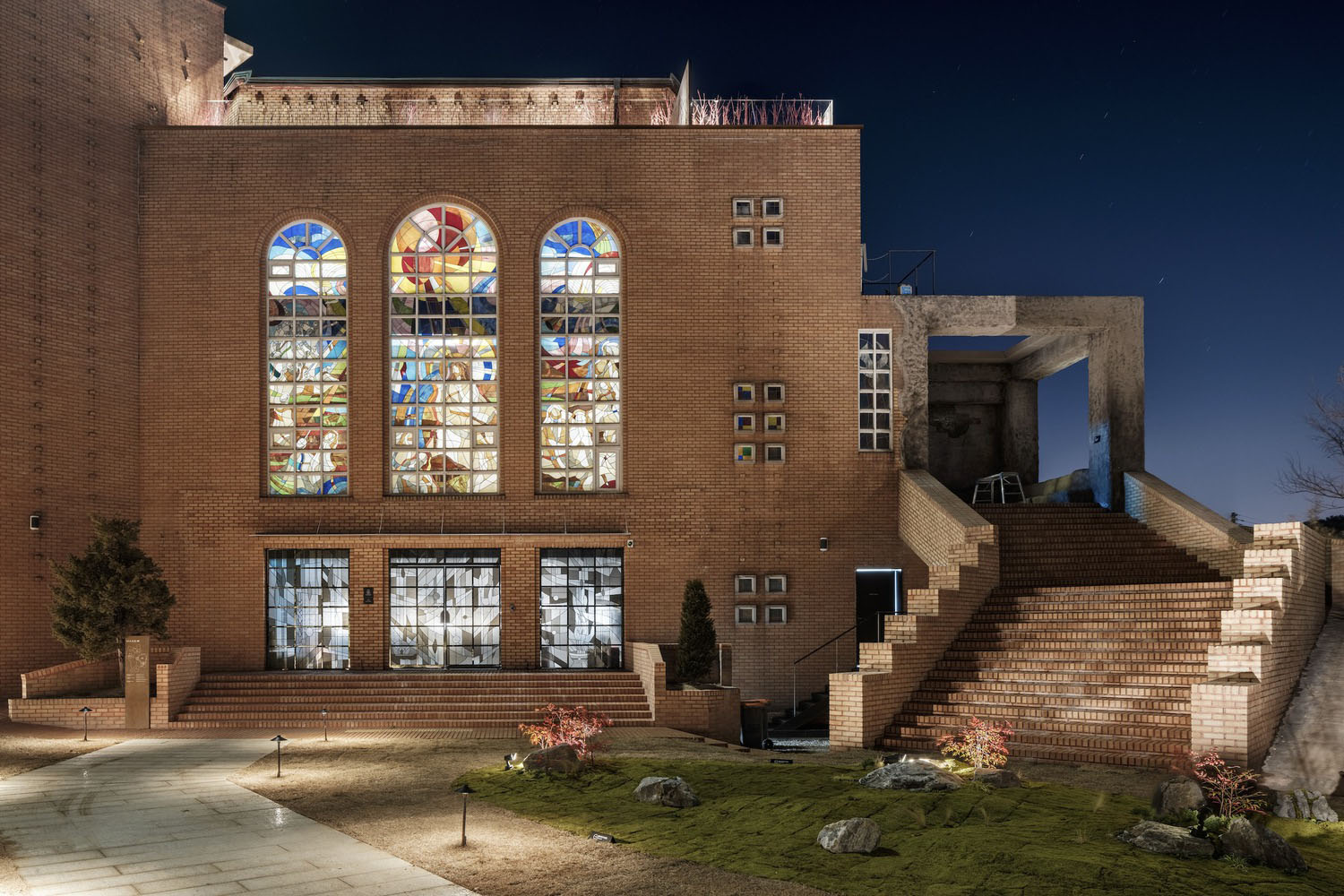 NONE SPACE,首爾,咖啡廳設計案例,咖啡廳裝修,MADE LIM 咖啡廳,教堂改造,咖啡廳設計方案,建築改造