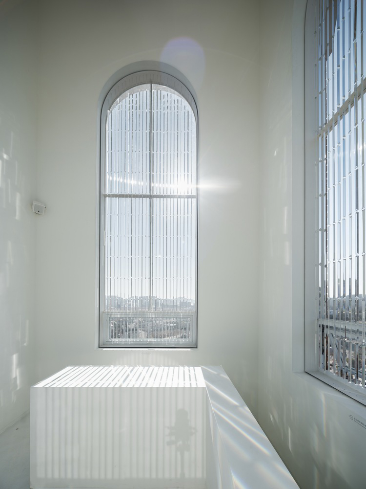 NONE SPACE,首爾,咖啡廳設計案例,咖啡廳裝修,MADE LIM 咖啡廳,教堂改造,咖啡廳設計方案,建築改造