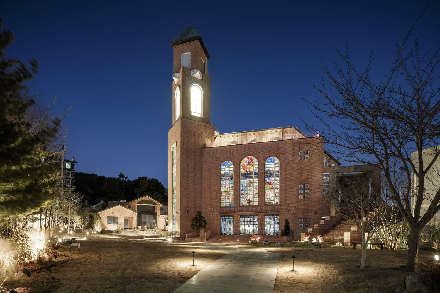 NONE SPACE,首爾,咖啡廳設計案例,咖啡廳裝修,MADE LIM 咖啡廳,教堂改造,咖啡廳設計方案,建築改造