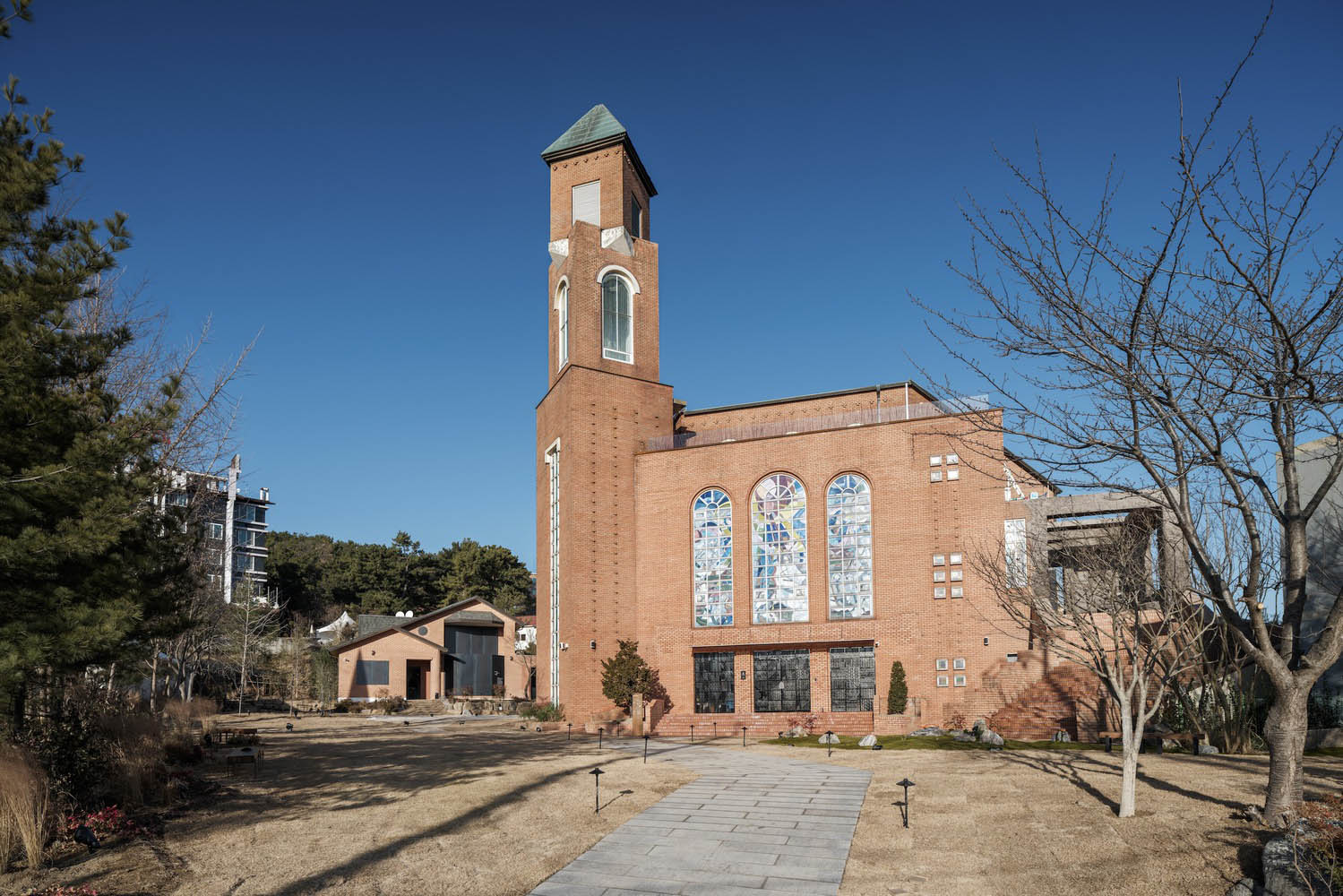 NONE SPACE,首爾,咖啡廳設計案例,咖啡廳裝修,MADE LIM 咖啡廳,教堂改造,咖啡廳設計方案,建築改造