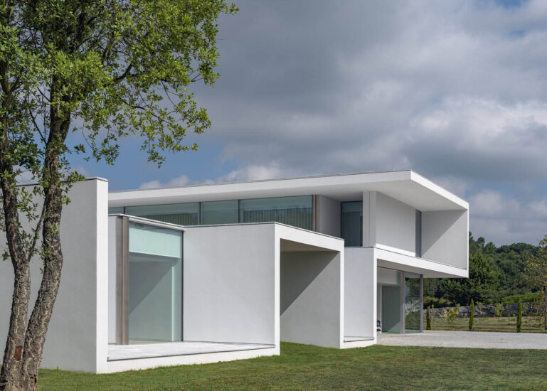 NOARQ | 880㎡，葡萄牙聖蒂爾索白色極簡風格別墅