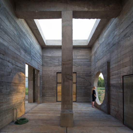 Pezo von Ellrichshausen | 2400㎡，野獸派美學，智利建築師的鄉村別墅+工作室